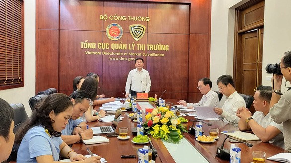 Bộ trưởng Bộ Công thương Nguyễn Hồng Diên chủ trì họp về điều hành xăng dầu - Ảnh: N.K.