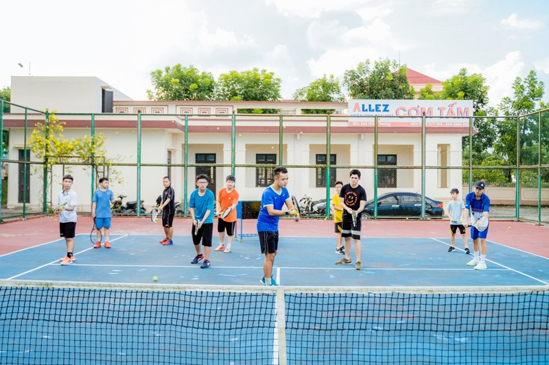 Anh Nguyễn Phước truyền lửa đam mê môn thể thao quần vợt cho thế hệ trẻ -Ảnh: NVCC