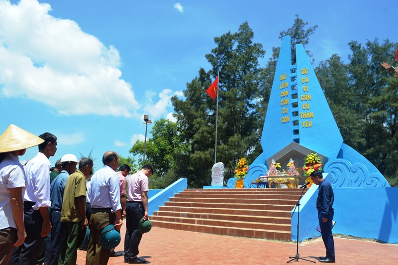 Bia tưởng niệm các anh hùng liệt sĩ đã hy sinh khi làm nhiệm vụ tiếp tế cho đảo Cồn Cỏ tại xã Vĩnh Thái vừa được trùng tu khang trang - Ảnh: Đ.V