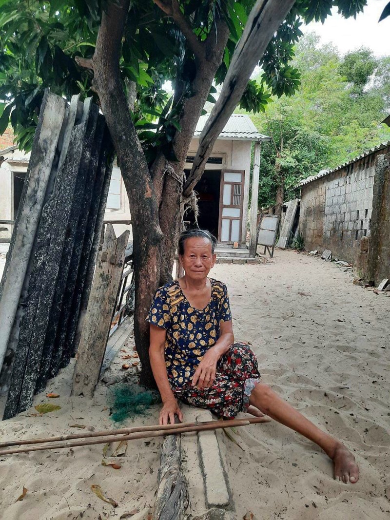 Bà Nguyễn Thị Thiết bị khuyết tật đôi chân nên đi lại, vận động rất khó khăn - Ảnh: H.T