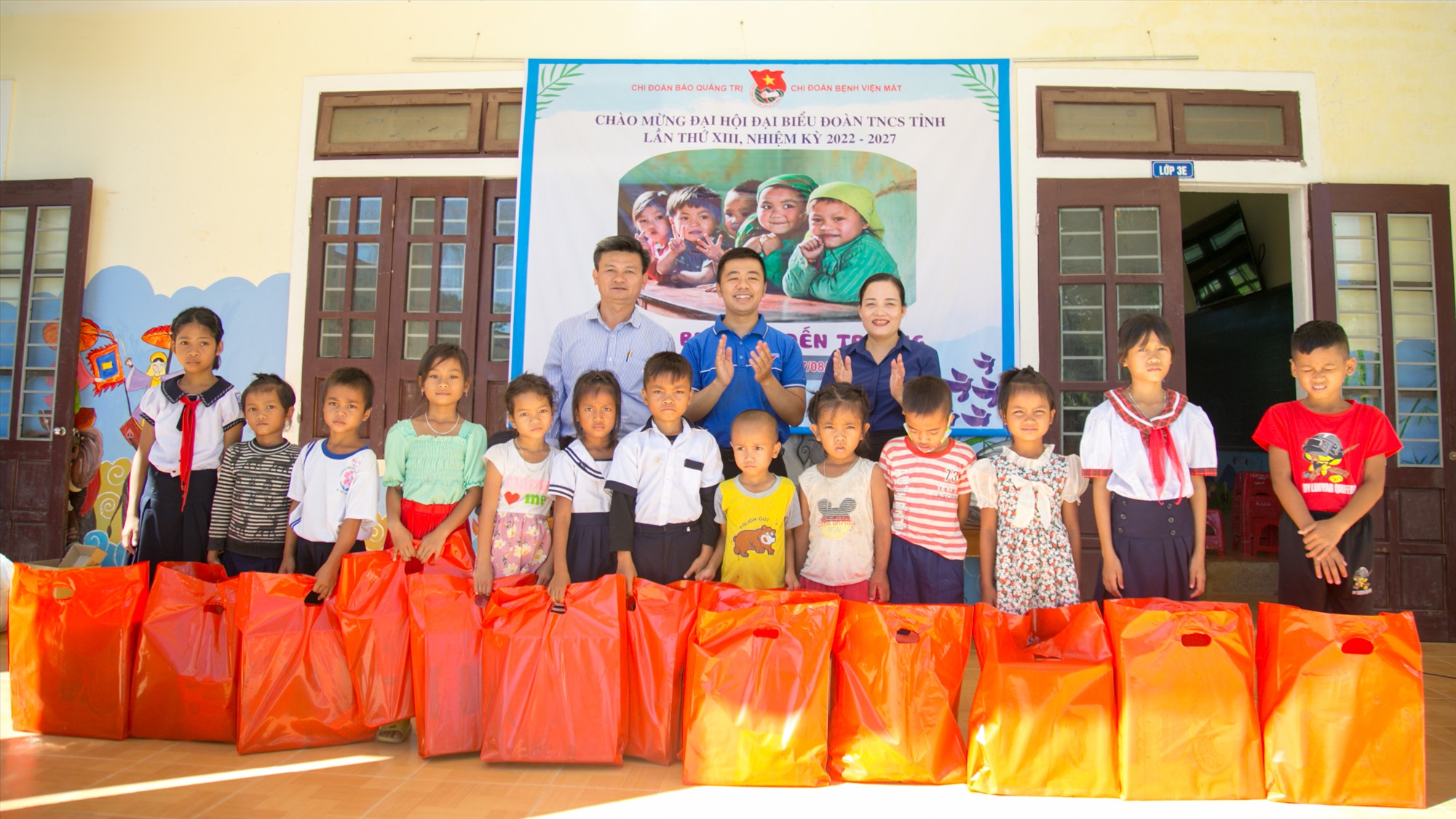 Trao quà cho học sinh có hoàn cảnh khó khăn của Trường Tiểu học thị trấn Krông Klang - Ảnh: L.T