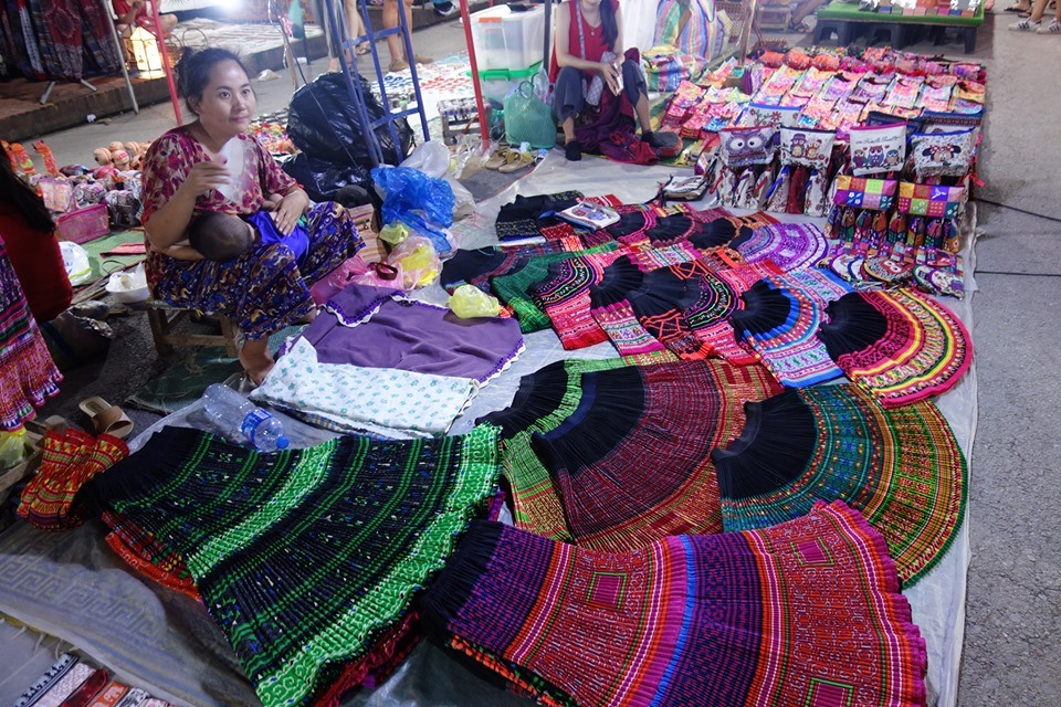 Một sạp bán quần áo trong chợ đêm Luang Prabang, Lào. (Nguồn: Báo Tin tức)