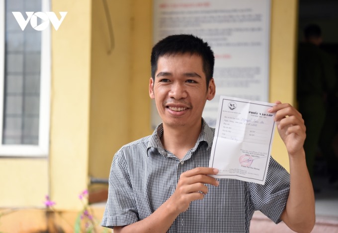 Anh Nguyễn Mạnh Cường vui mừng bốc được lá phiếu trúng tuyển. Ảnh:vov.vn