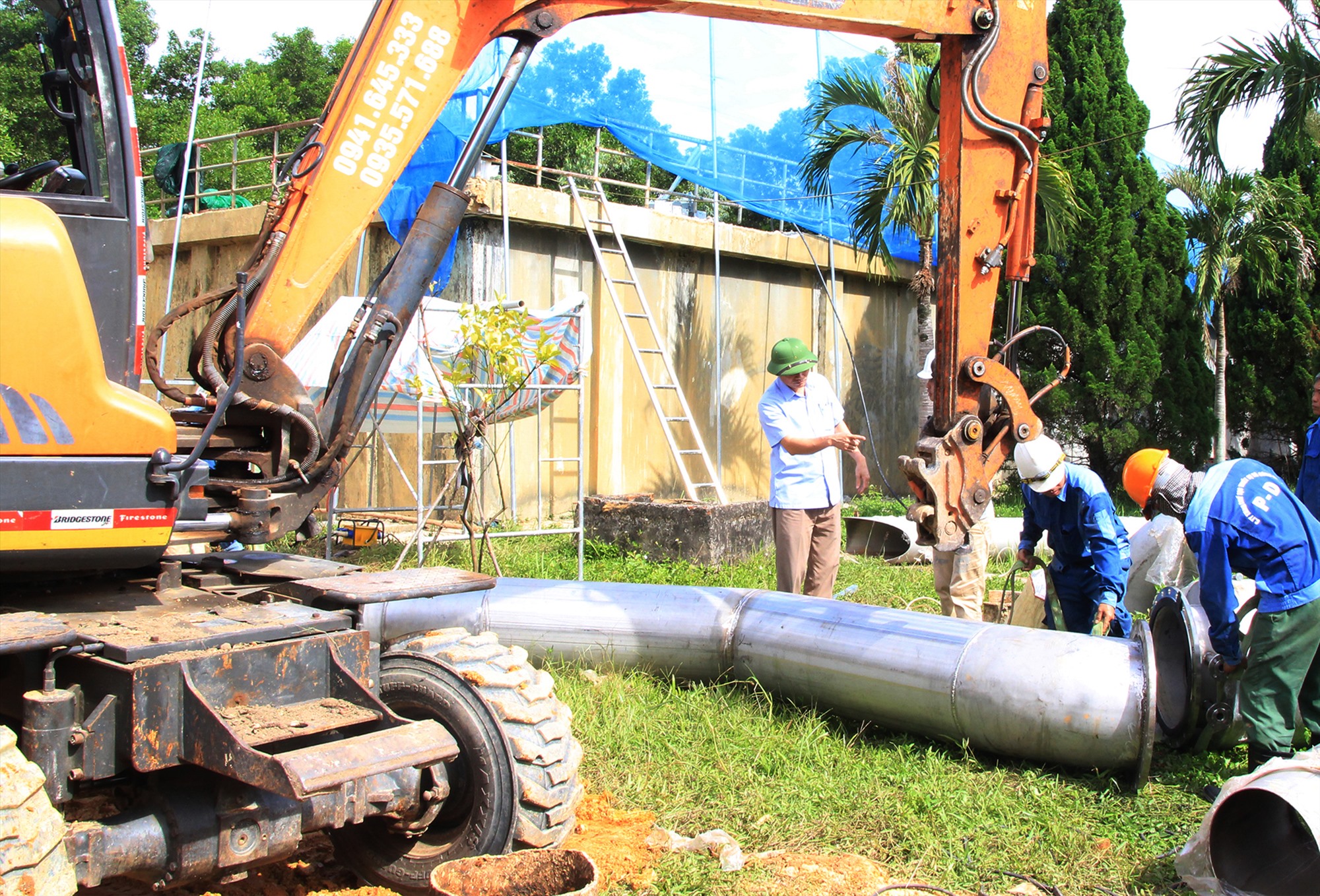 Công nhân Công ty Cổ phần Nước sạch Quảng Trị gấp rút thi công công trình cải tạo, nâng cấp Nhà máy nước Tân Lương - Ảnh: Tú Linh