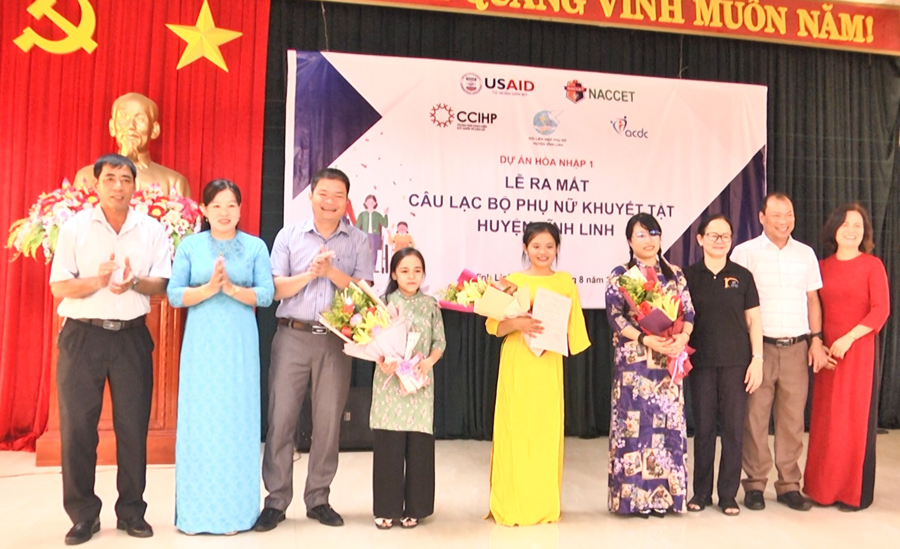 Trao quyết định thành lập CLB “Phụ nữ khuyết tật” huyện Vĩnh Linh-Ảnh: Nguyên Đồng