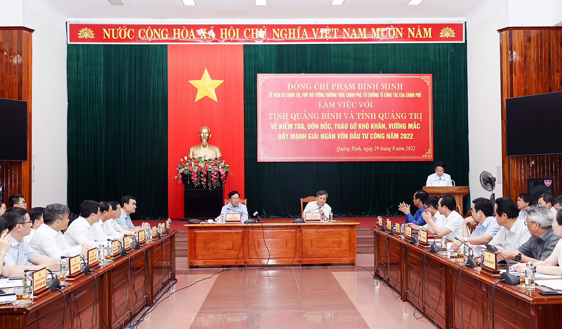 Phó Thủ tướng Thường trực Phạm Bình Minh chủ trì buổi làm việc với Quảng Trị và tỉnh Quảng Bình để đôn đốc, tháo gỡ vướng mắc đẩy mạnh giải ngân vốn đầu tư công năm 2022 - Ảnh C.P​