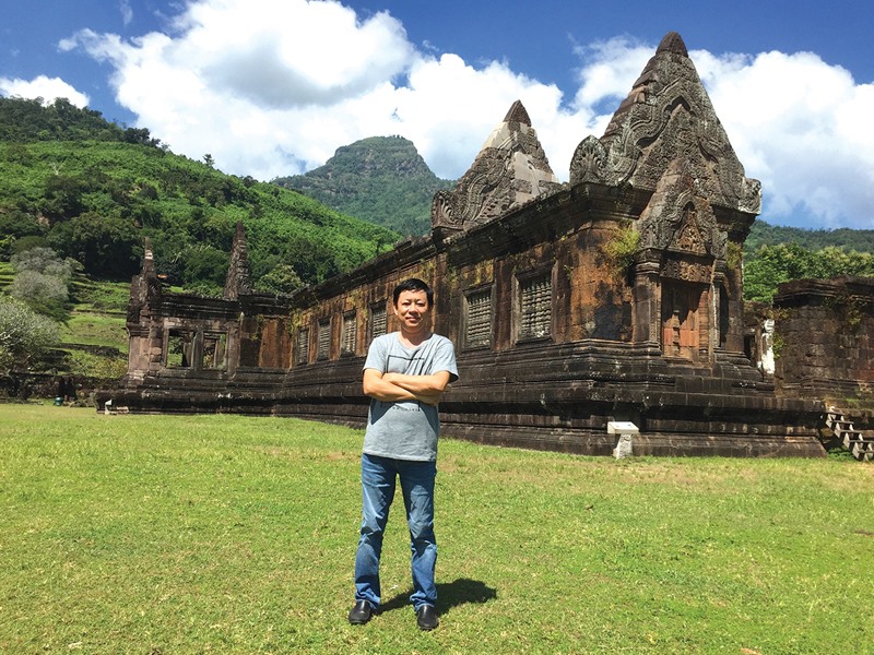 Tác giả bài viết tại Di sản văn hóa thế giới Wat Phou, tỉnh Chămpasak, Lào -Ảnh: Đ.T
