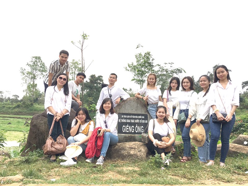 Tổ chức các buổi sinh hoạt ngoại khóa cho sinh viên Lào -Ảnh: N.K