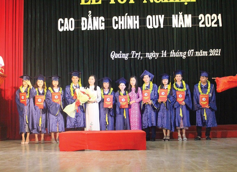 Trường Cao đẳng Sư phạm Quảng Trị trao bằng tốt nghiệp cho sinh viên Lào -Ảnh: N.K