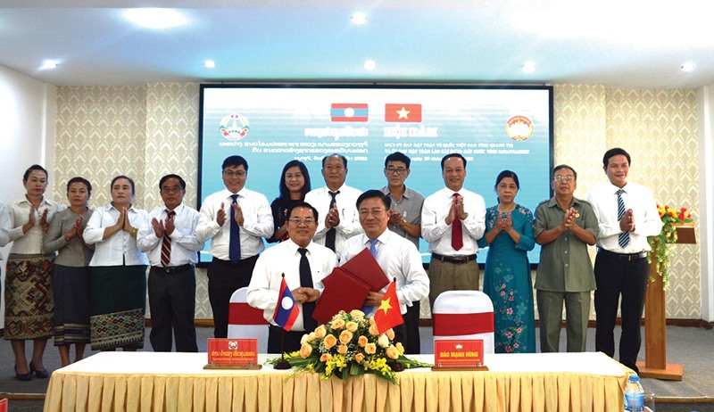Lãnh đạo Ủy ban MTTQ Việt Nam tỉnh Quảng Trị và Ủy ban Mặt trận Lào xây dựng đất nước tỉnh Savannakhet ký kết biên bản ghi nhớ chương trình phối hợp công tác giai đoạn 2022 -2024 - Ảnh: Đ.V
