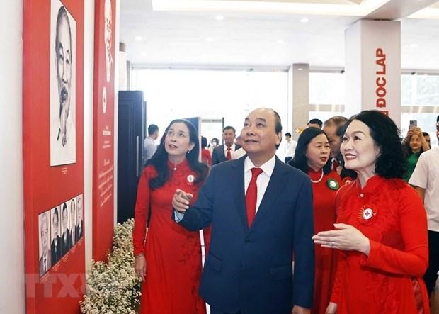 Chủ tịch nước Nguyễn Xuân Phúc tham quan khu trưng bày hoạt động của Hội Chữ thập Đỏ Việt Nam qua các thời kỳ. (Ảnh: Thống Nhất/TTXVN)