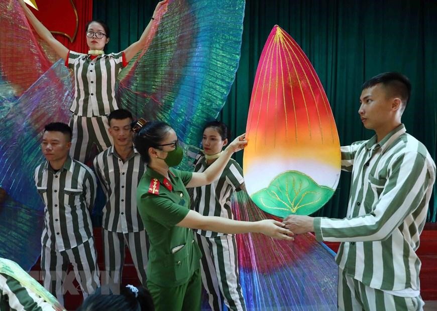 Cán bộ trại giam Ninh Khánh hướng dẫn các phạm nhân chuẩn bị các tiết mục văn nghệ cho ngày Công bố Quyết định đặc xá 2022 và tha người có quyết định được đặc xá. (Ảnh: TTXVN)