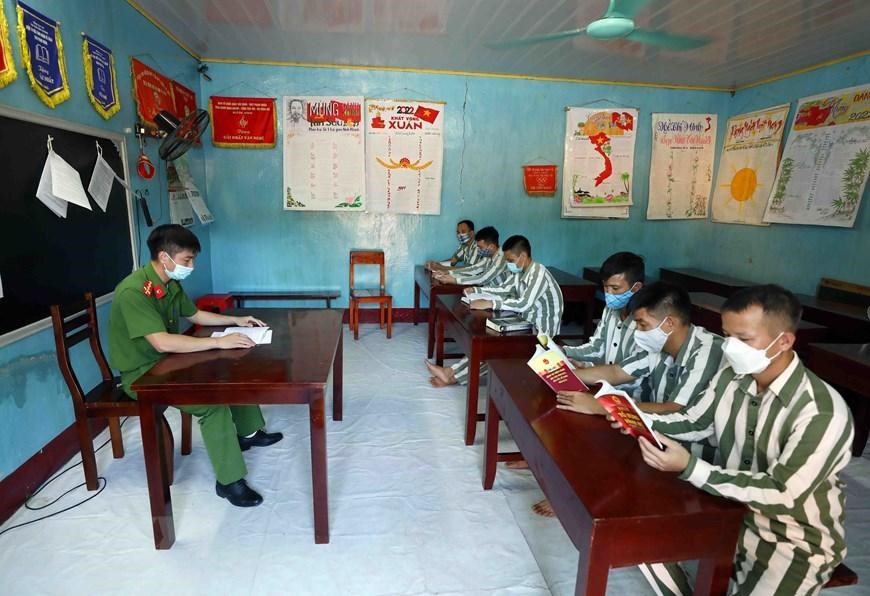 Các phạm nhân tại trại giam Ninh Khánh được cán bộ trai giam phổ biến, tư vấn pháp luật. (Ảnh: TTXVN)