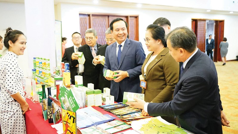 Chủ tịch UBND tỉnh Võ Văn Hưng thăm gian hàng của các tỉnh Lào, Thái Lan tại Hội nghị Hợp tác thương mại, đầu tư, du lịch, lao động và truyền thông giữa Quảng Trị -Savannakhet - Mukdahan - Ảnh: T.T