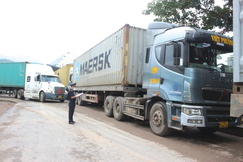 Hải quan Cửa khẩu quốc tế Lao Bảo kiểm tra hàng hóa trước khi thông quan - Ảnh: L.N