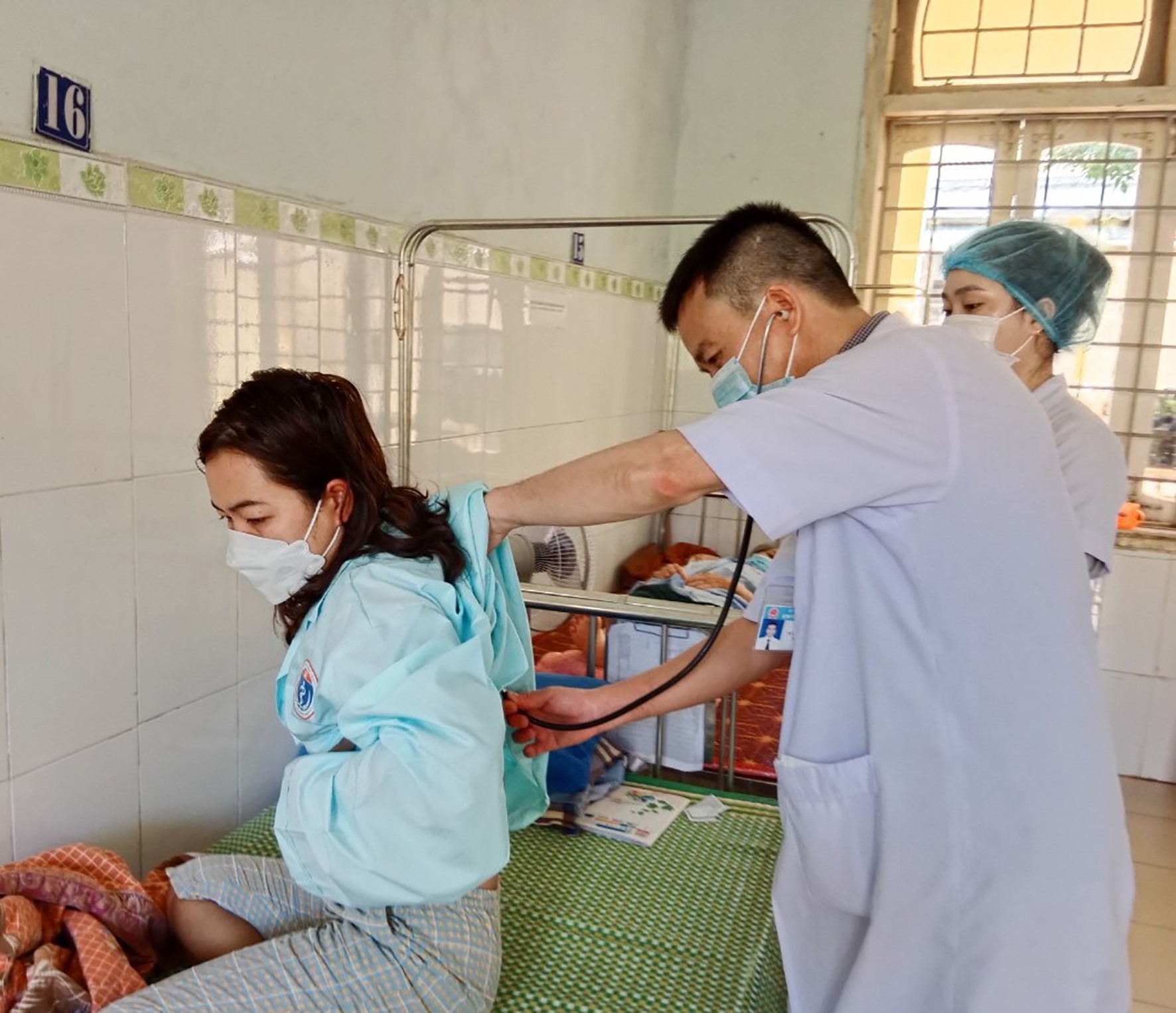 Bệnh nhân mắc sốt xuất huyết đang được điều trị tại Trung tâm Y tế huyện Gio Linh - Ảnh: Thái Dương