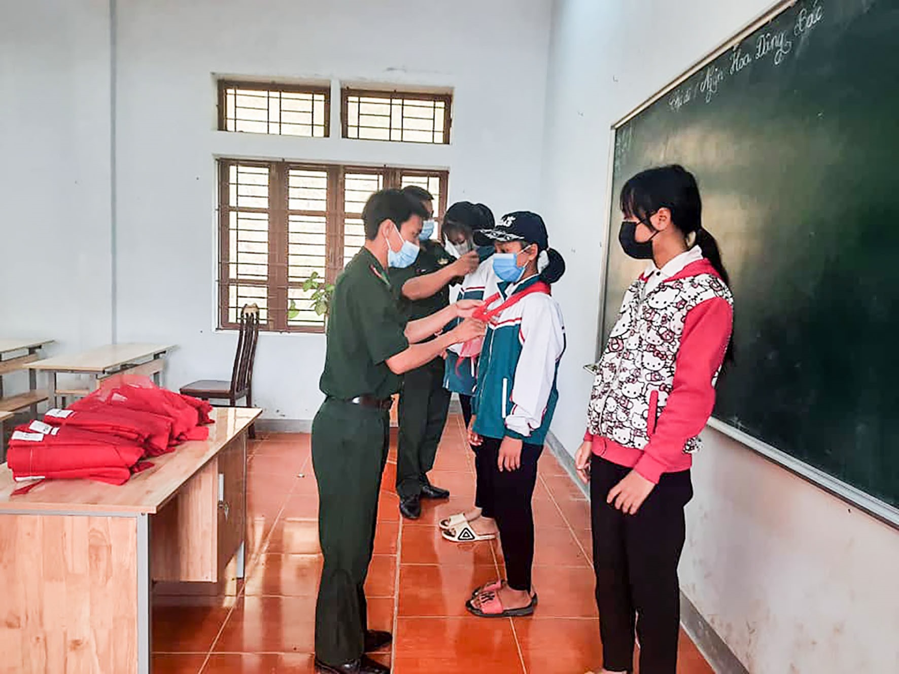 Đồn Biên phòng CKQT La Lay tặng khăn quàng đỏ cho các em học sinh trường Tiểu học xã A Ngo - Ảnh: N.T.P