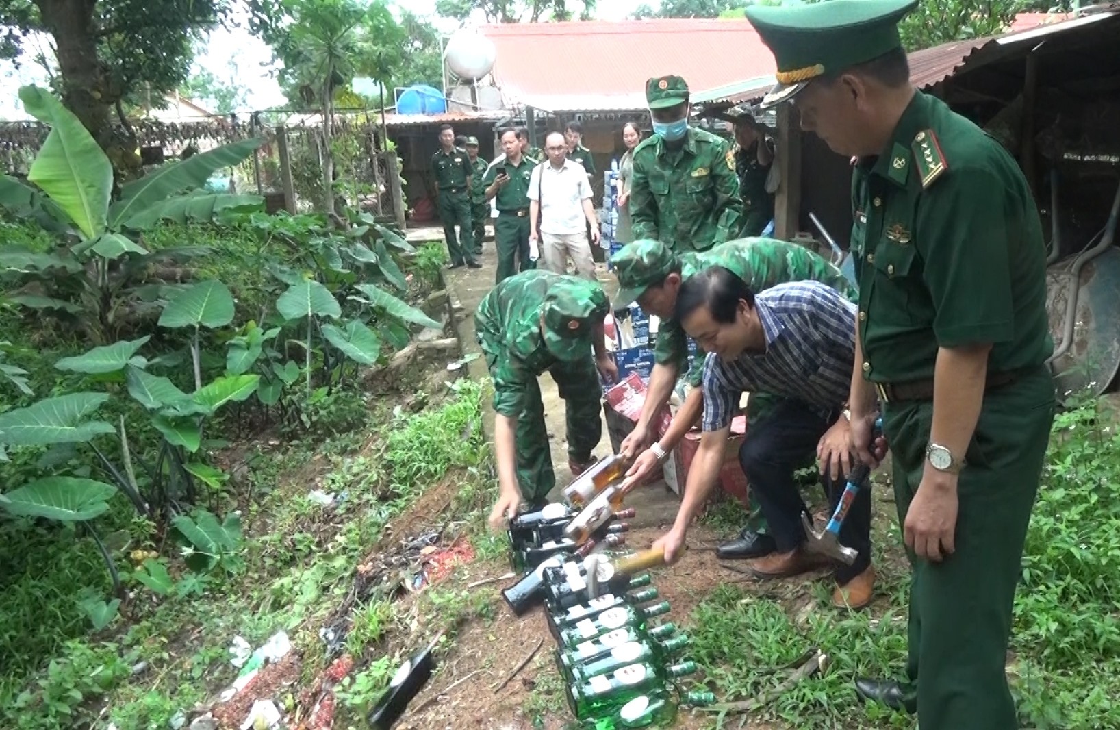 Lực lượng chức năng tỉnh Quảng Trị tiêu hủy số lượng lớn rượu ngoại nhập lậu bị tịch thu - Ảnh: N.B.