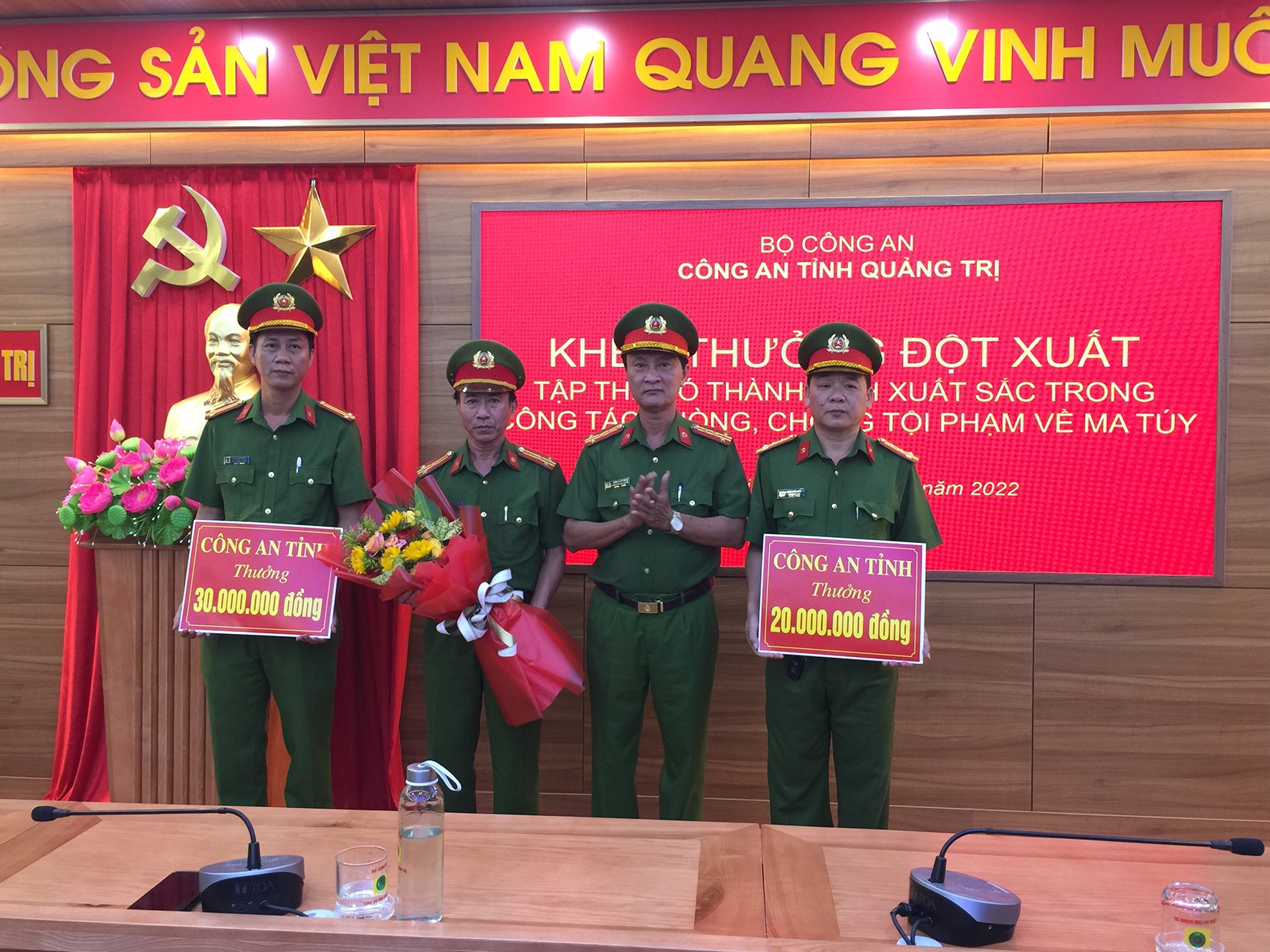 Đại tá Trần Xuân Vĩnh, Phó Giám đốc Công an tỉnh trao thưởng cho Phòng Cảnh sát điều tra tội phạm về ma túy-Ảnh: Trần Khôi