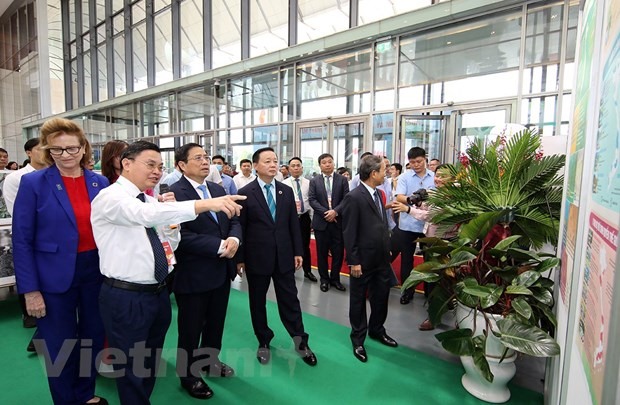 Thủ tướng Chính phủ Phạm Minh Chính cùng các đại biểu tham quan triển lãm tại lễ kỷ niệm. (Nguồn ảnh: HV/Vietnam+)
