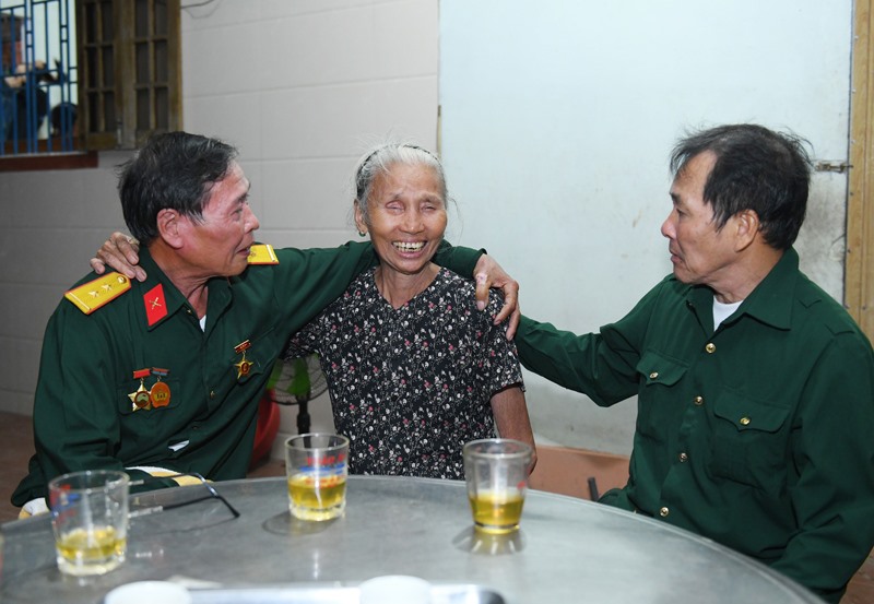 Cựu chiến binh Bùi Đình Nhu (trái) và Dương Đình Công trò chuyện với bà Nguyễn Thị Kiệm -Ảnh: TÚ LINH