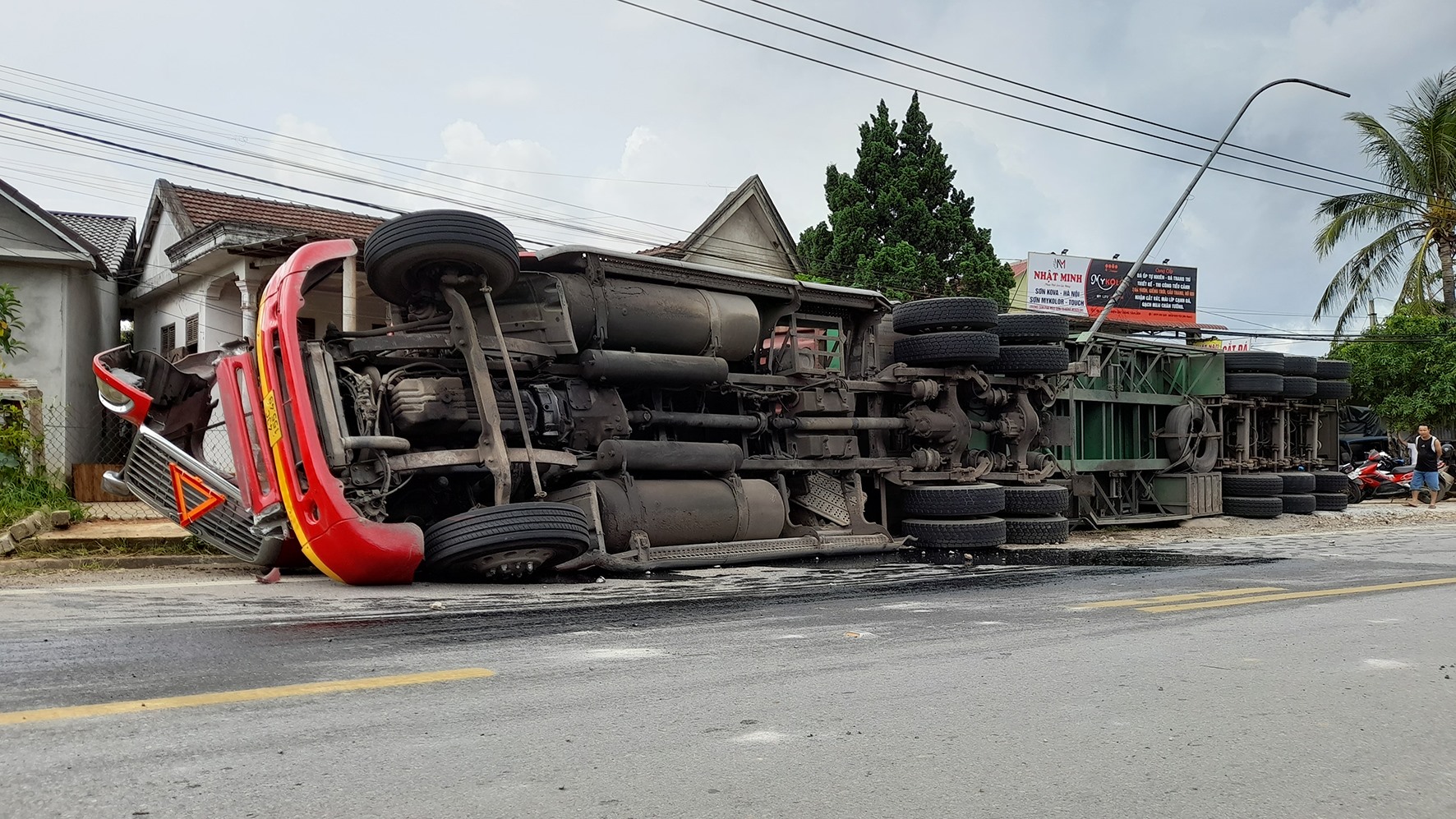 Xe container mất lái gây tai nạn liên hoàn, khiến 1 người bị thương tại xã Tân Liên, huyện Hướng Hóa - Ảnh: Công Sang