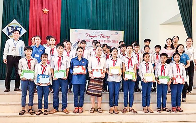 Trường PTDT nội trú Đakrông phát thưởng cho học sinh giỏi - Ảnh: CTV
