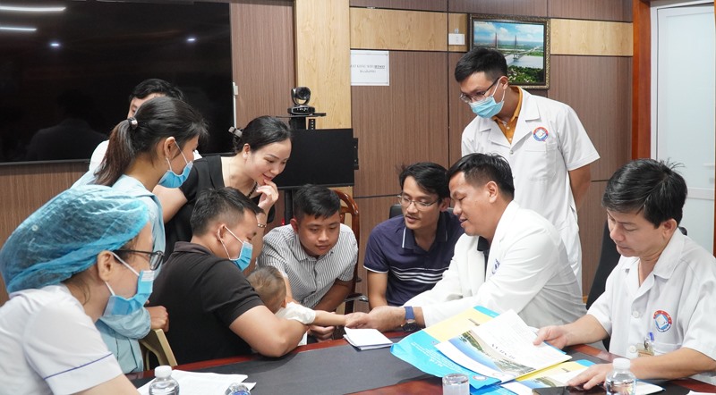 Các y bác sĩ tiến hành khám sàng lọc cho trẻ khuyết tật tại Bệnh viện hữu nghị Việt Nam-Cuba Đồng Hới.