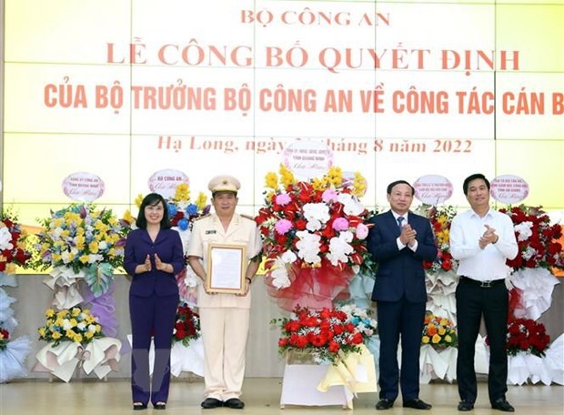 Lãnh đạo tỉnh Quảng Ninh tặng hoa chúc mừng Đại tá Đinh Văn Nơi. (Ảnh: TTXVN phát)