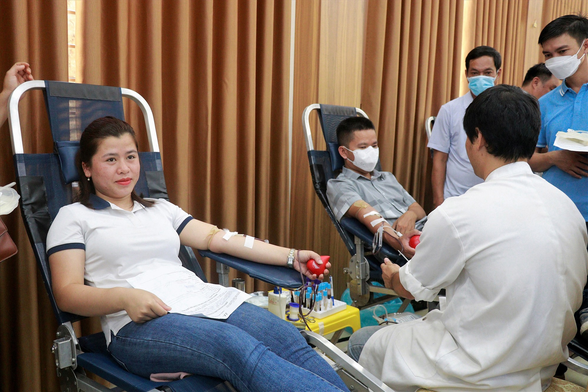 Hoạt động hiến máu tình nguyện đã thu hút đông đảo đoàn viên, công nhân viên chức lao động tham gia - Ảnh: L.A