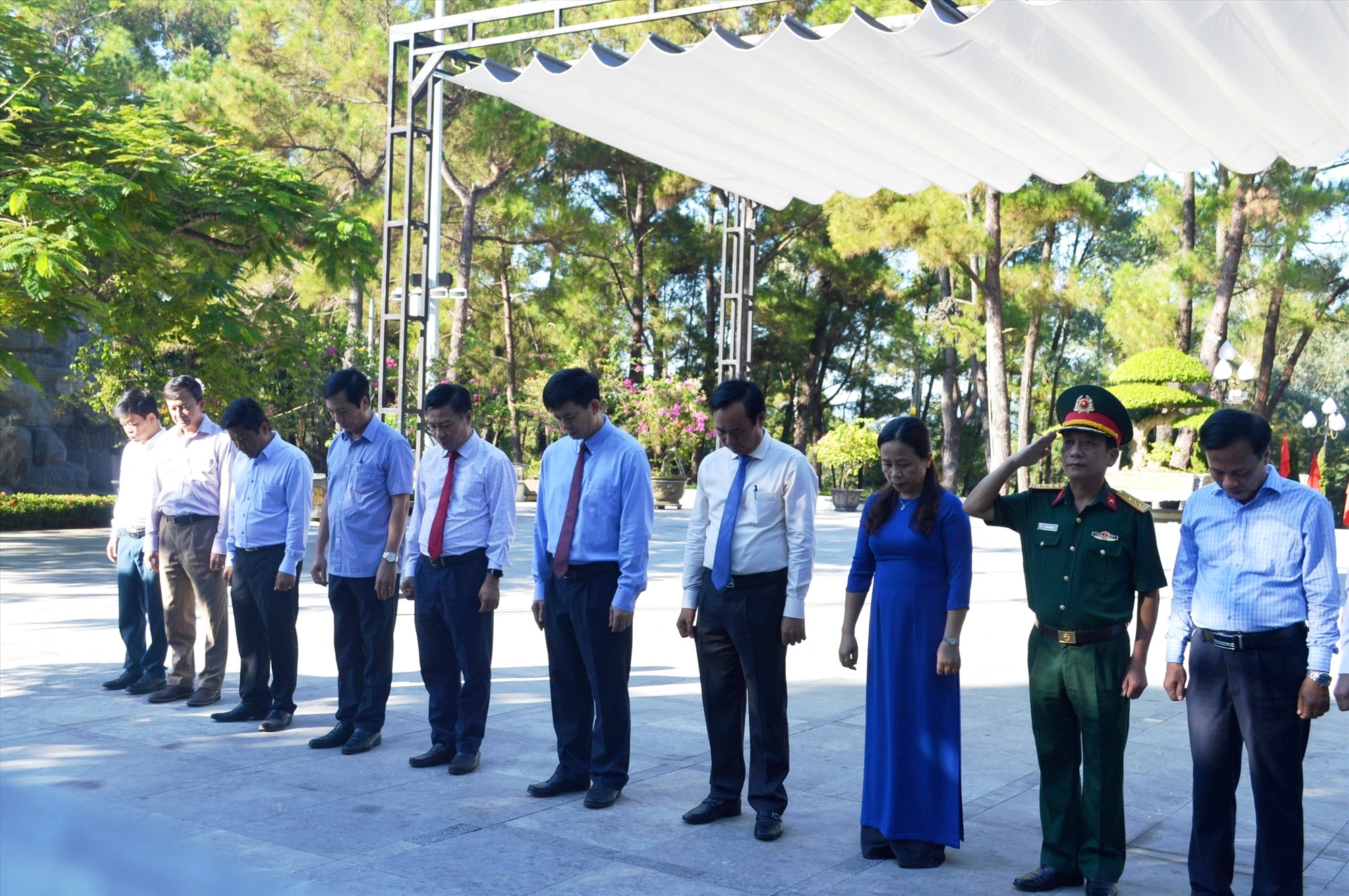 Lãnh đạo tỉnh và các đại biểu thành kính tưởng nhớ các anh hùng liệt sĩ tại NTLS quốc gia Trường Sơn - Ảnh: ĐV