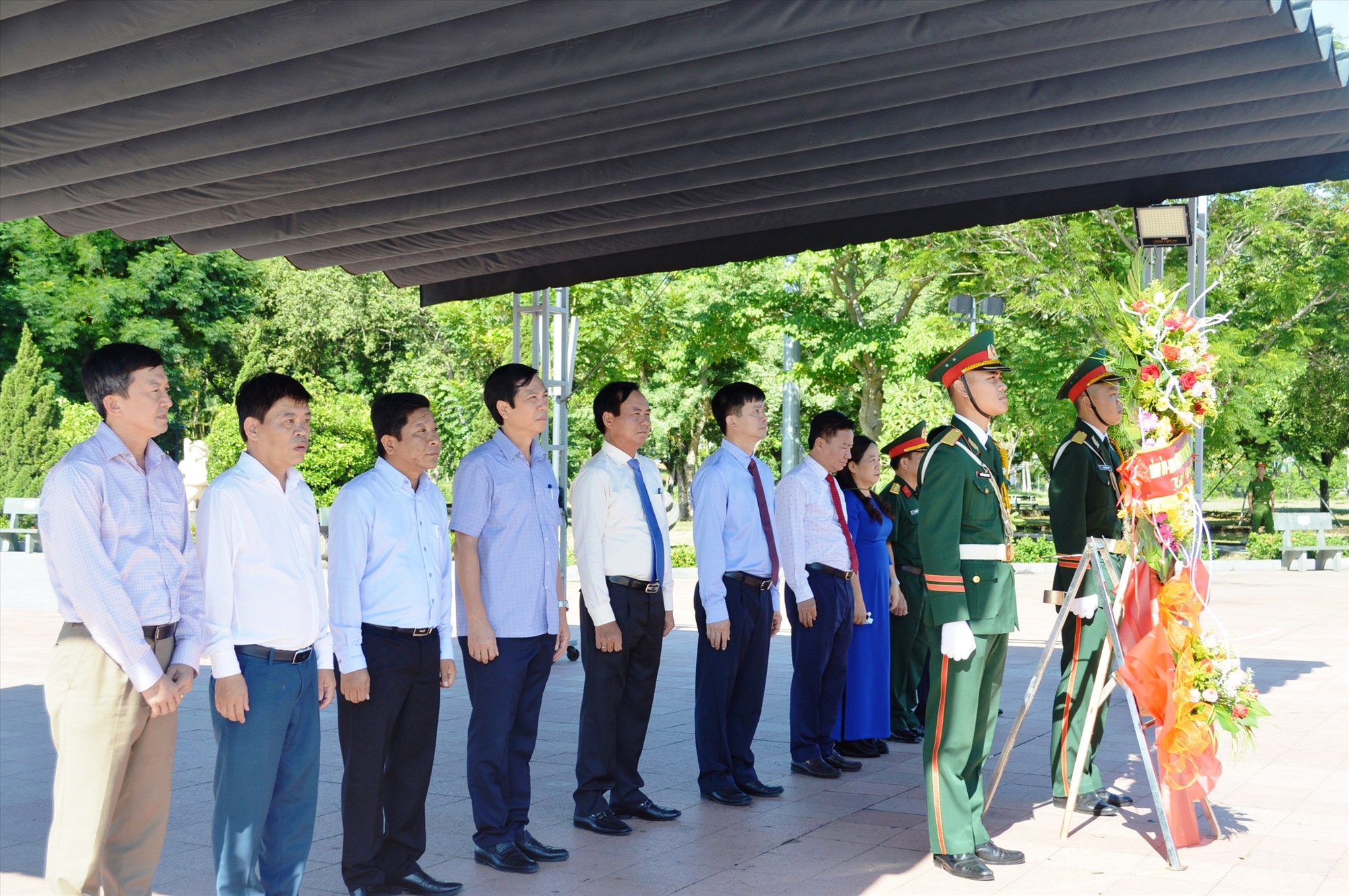 Lãnh đạo tỉnh và các đại biểu dành phút mặc niệm tưởng nhớ, tri ân các anh hùng liệt sĩ tại Thành Cổ Quảng Trị - Ảnh: ĐV