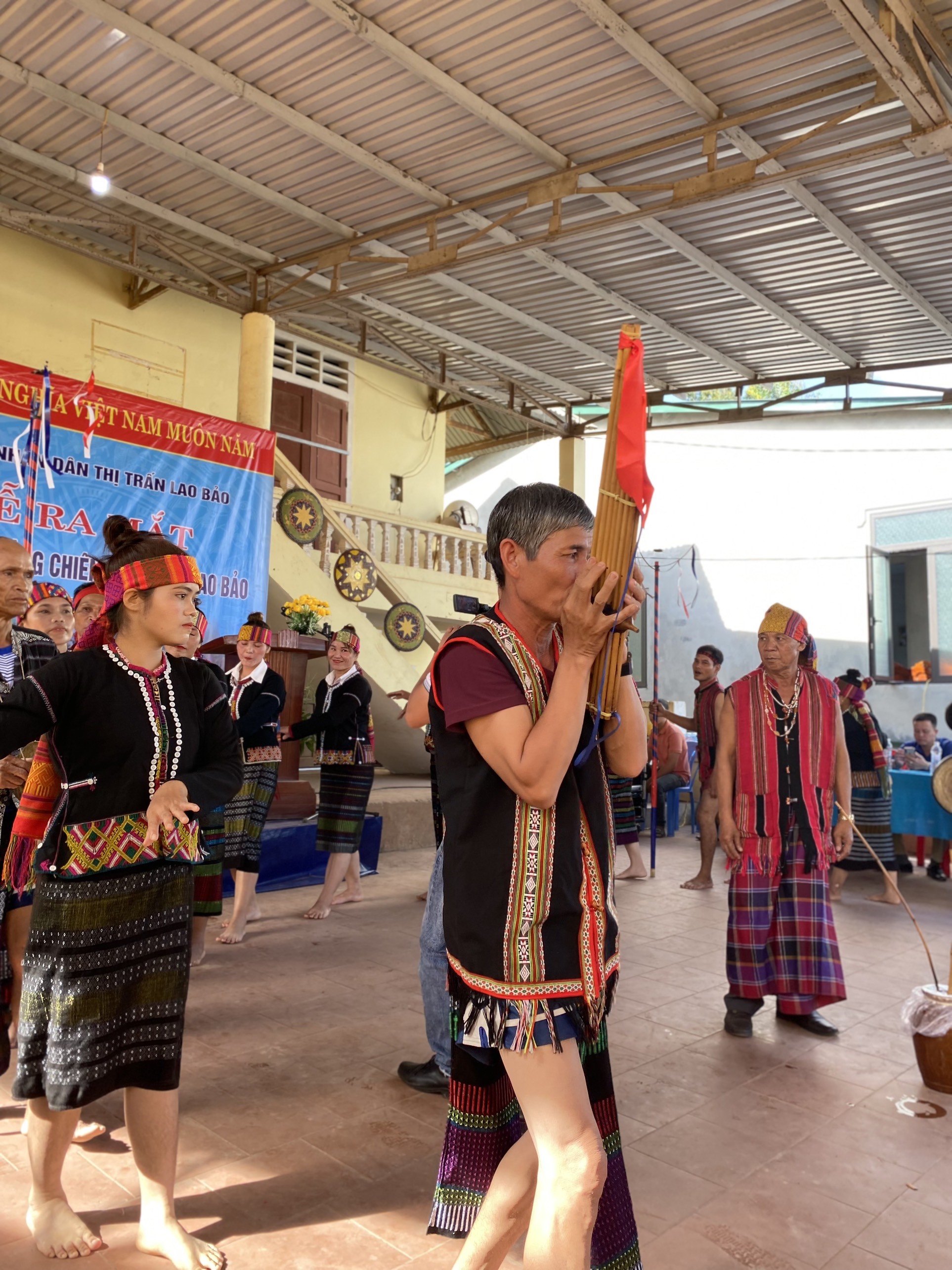 Biểu diễn các tiết mục cồng, chiêng trong buổi lễ ra mắt “Câu lạc bộ cồng, chiêng thị trấn Lao Bảo”