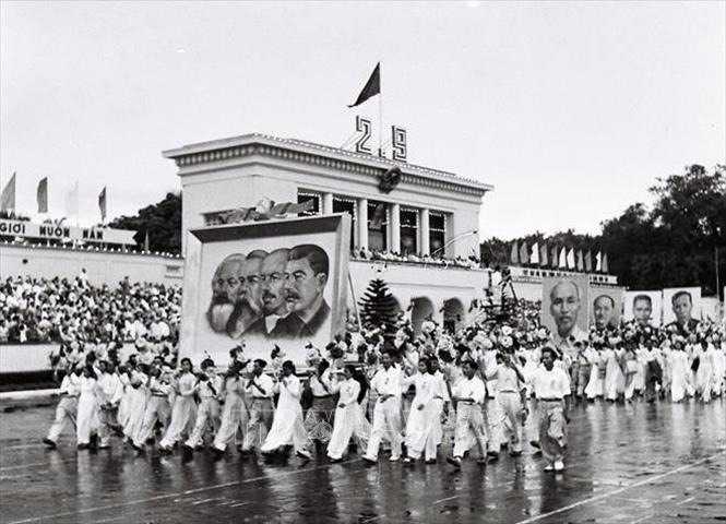 Diễu hành trên Quảng trường Ba Đình (Hà Nội) chào mừng Ngày Quốc khánh 2/9/1960. Ảnh: Tư liệu TTXVN