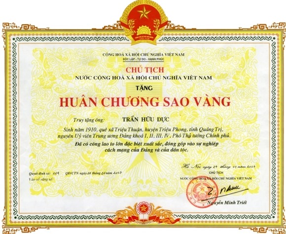 Huân chương Sao Vàng do Chủ tịch nước truy tặng đồng chí Trần Hữu Dực năm 2007.
