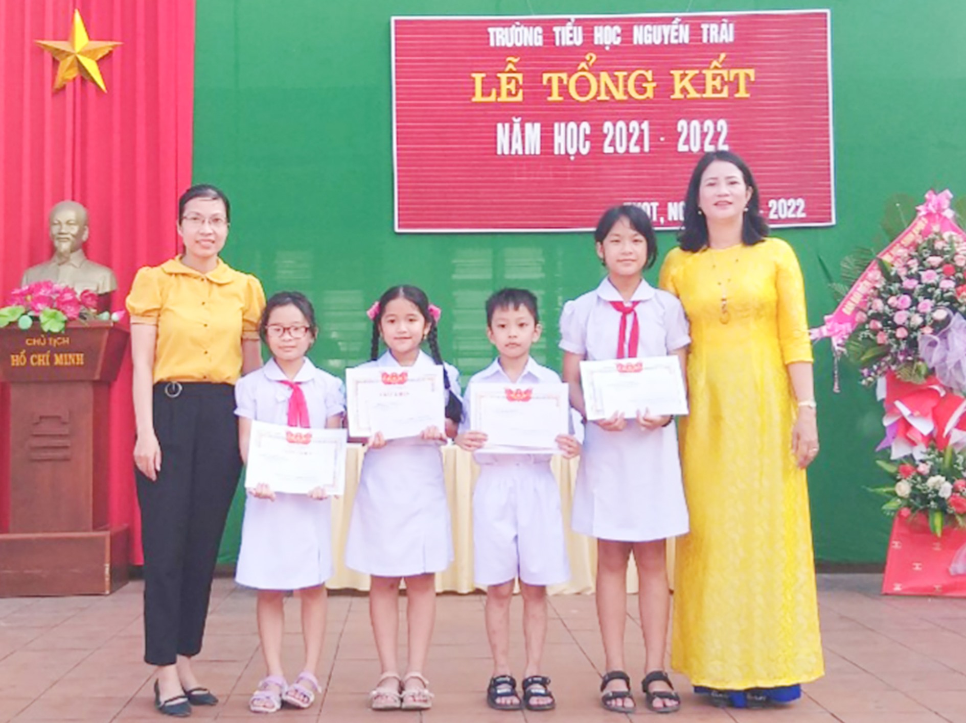 Hiệu trưởng Nguyễn Thị Bảy (ngoài cùng bên phải) trao thưởng cho học sinh xuất sắc của trường -Ảnh: TÚ LINH