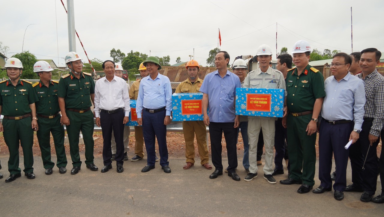 Phó Thủ tướng Chính phủ Lê Văn Thành tặng quà cho lực lượng xây dựng công trình- Ảnh: MH