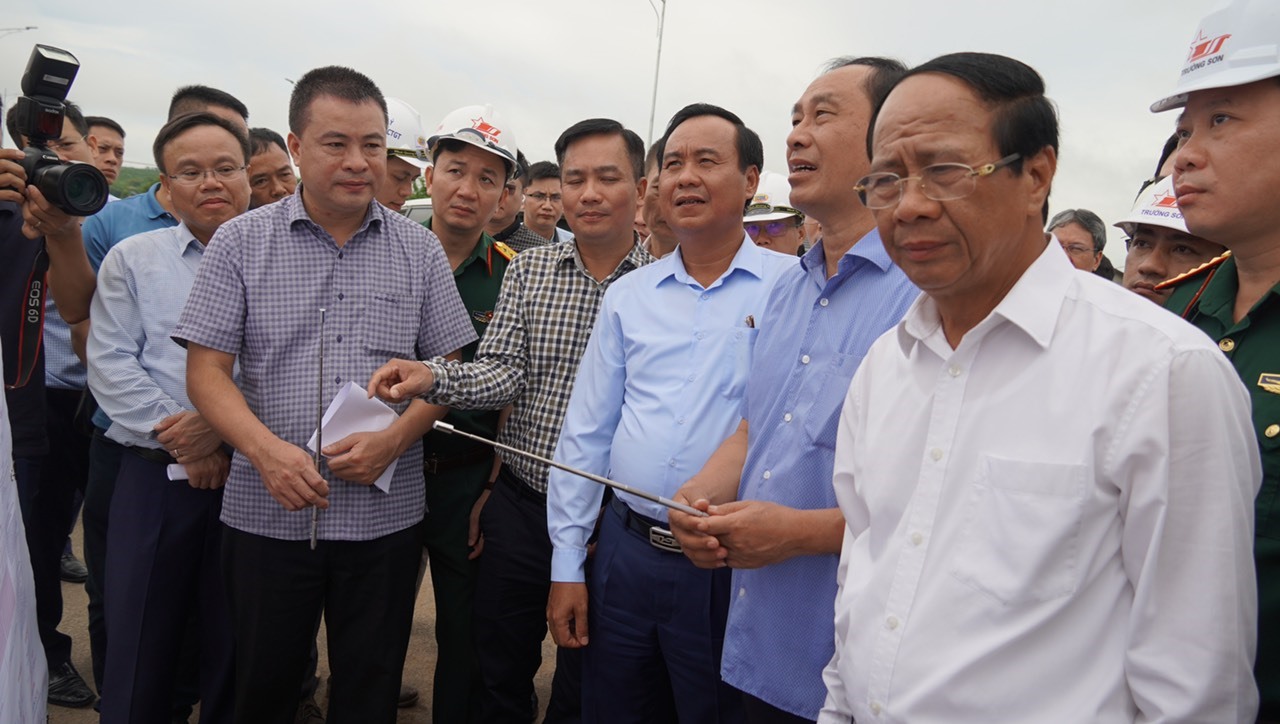 Phó Thủ tướng Chính phủ Lê Văn Thành tặng quà cho lực lượng xây dựng công trình- Ảnh: MH