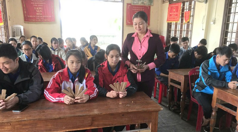 Bà Hồ Thị Linh hướng dẫn thế hệ trẻ làng Ngô Xá Thanh Lê hát bài chòi -Ảnh: THANH HẰNG