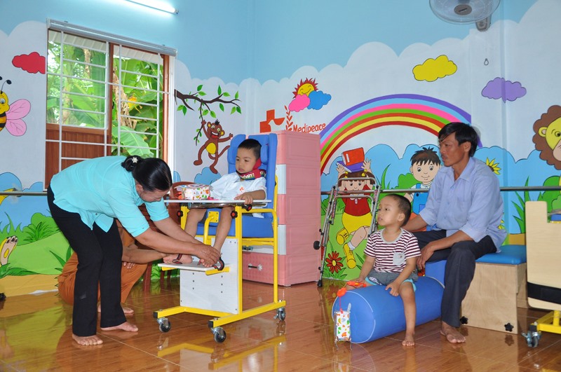 Nhờ sự hỗ trợ của những người bạn Hàn Quốc mà nhiều phòng phục hồi chức năng được xây dựng ở Quảng Trị, giúp trẻ khuyết tật cải thiện sức khỏe - Ảnh: T.L