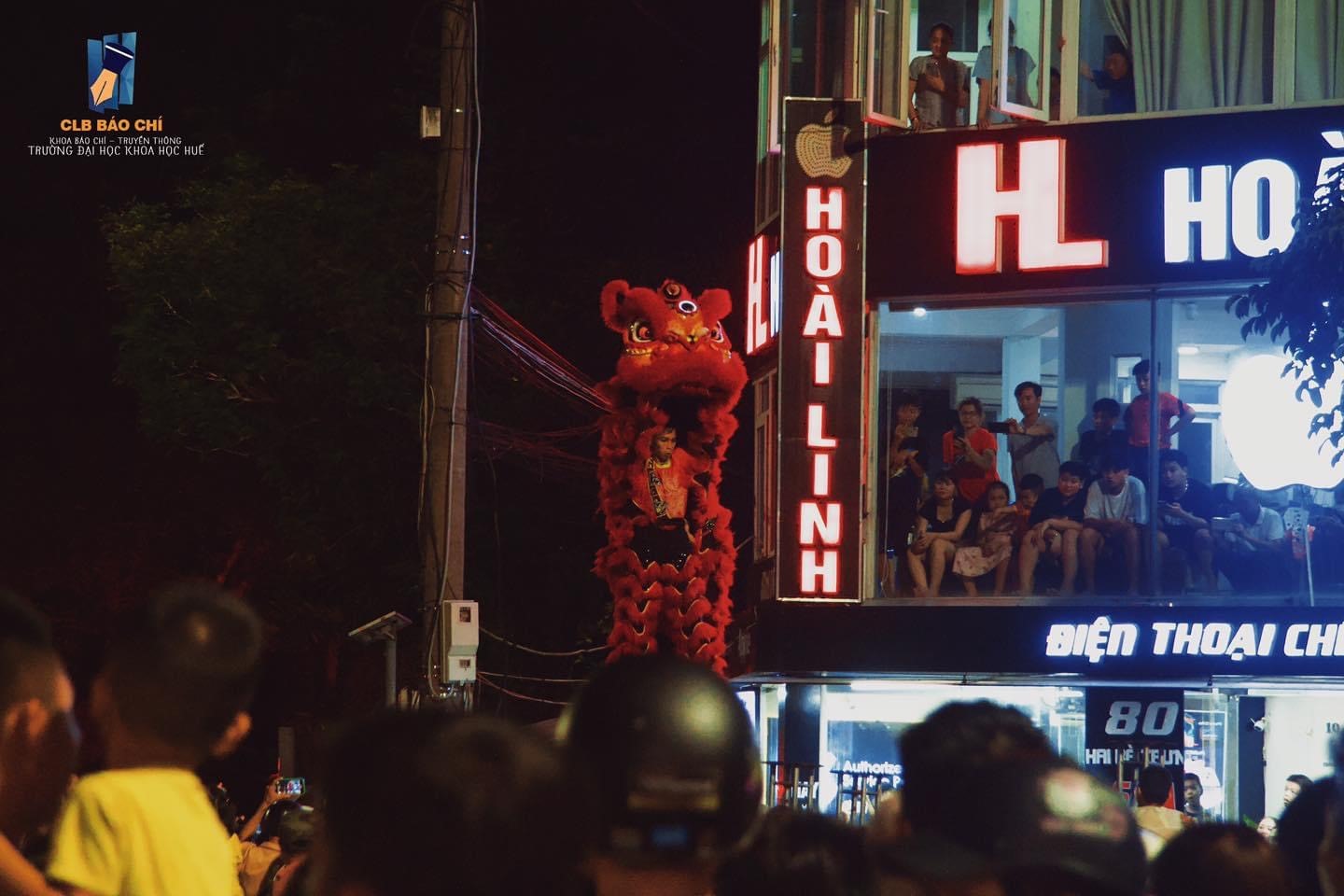 Biểu diễn  Lân - Sư - Rồng tại các tuyến đường ở trung tâm thành phố Huế