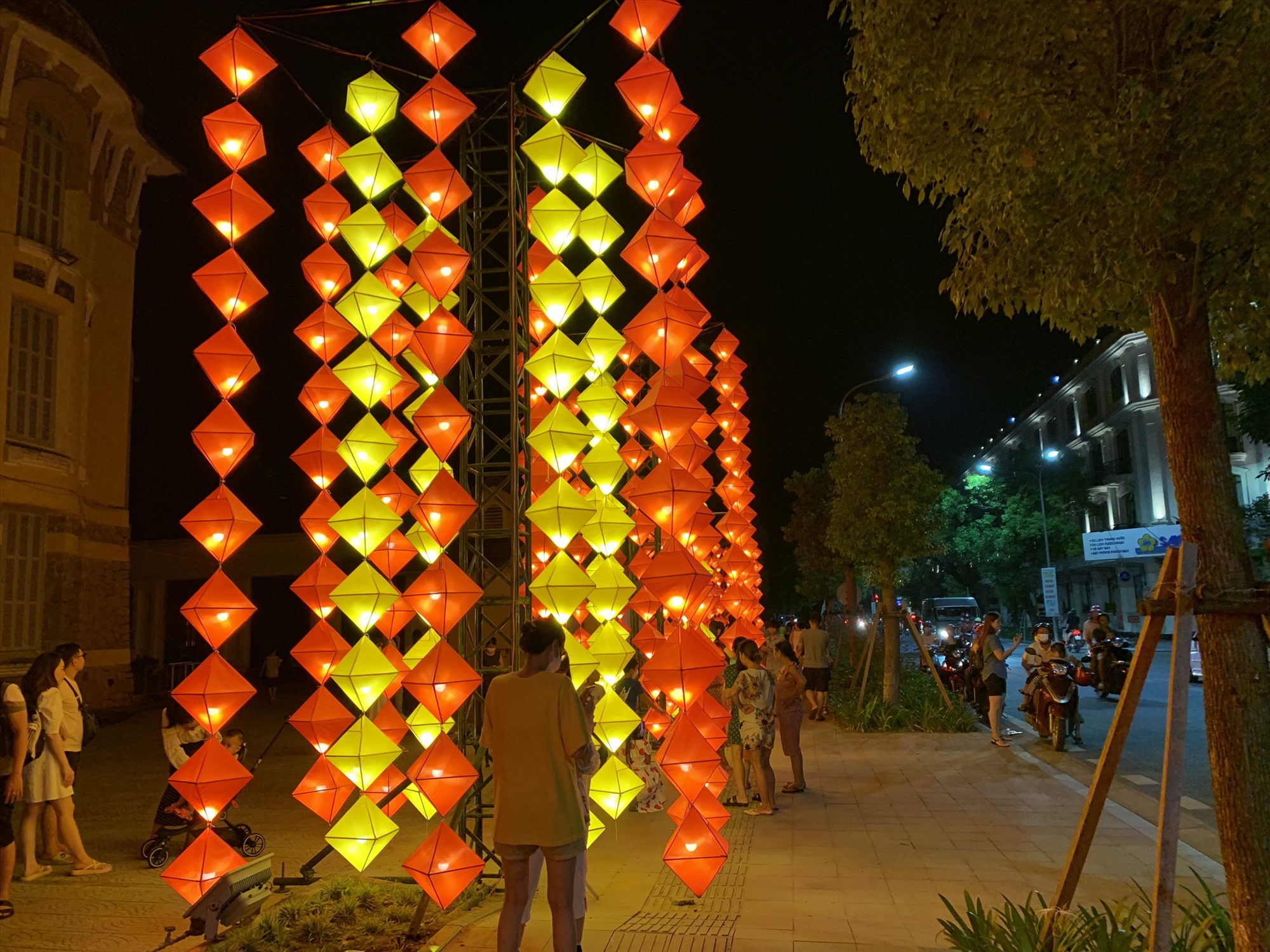 Những con phố ở Huế trở nên lung linh hơn với sắc màu của đèn lồng