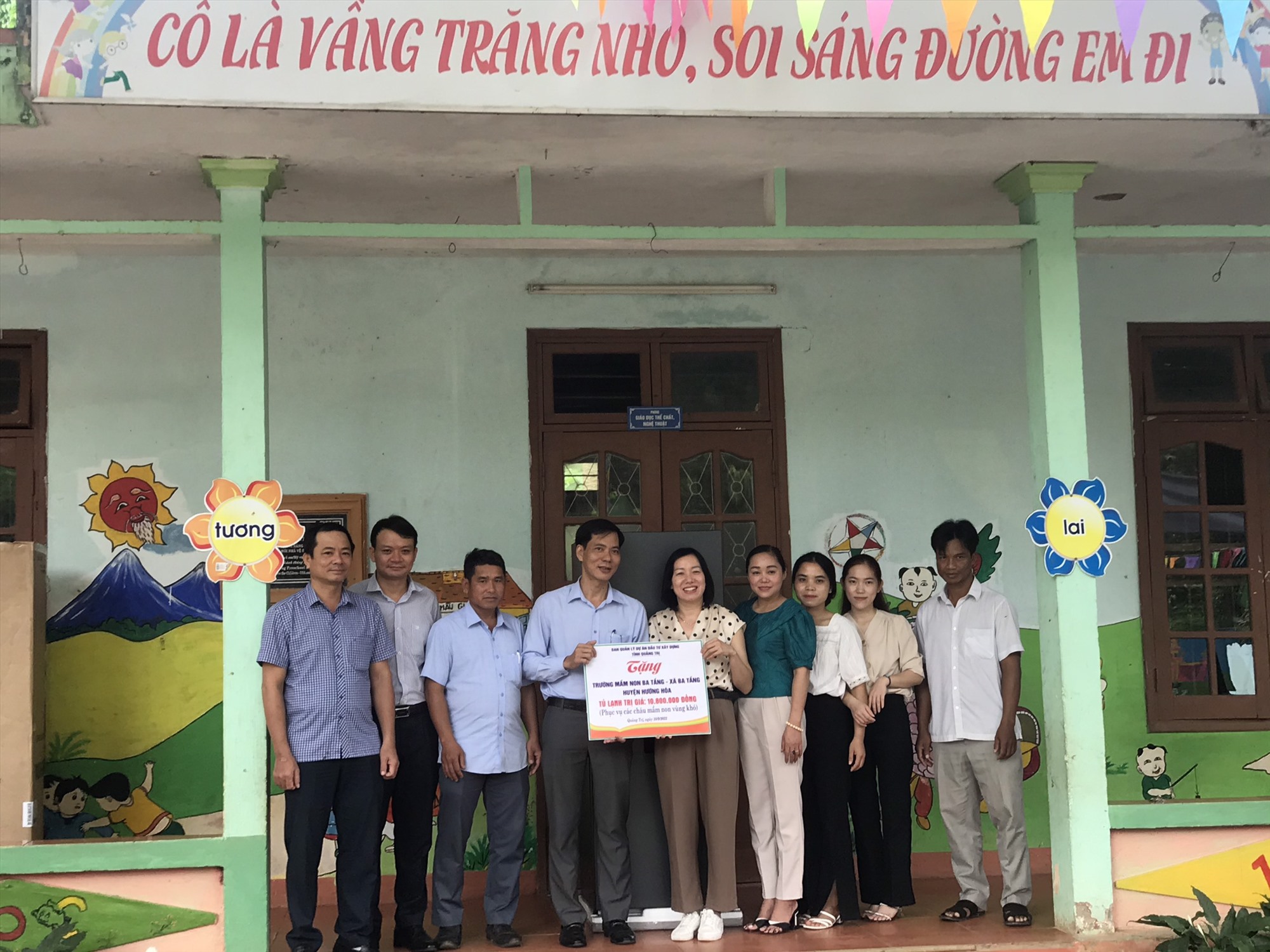 Ông Nguyễn Đăng Ánh đến thăm và trao tặng tủ lạnh cho trường mần non Ba Tầng