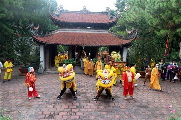 Rước văn từ chùa Côn Sơn sang Đền thờ Nguyễn Trãi. (Ảnh: Mạnh Tú/TTXVN)