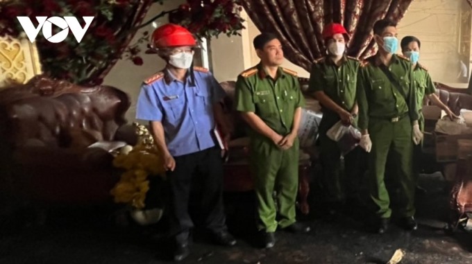 Lực lượng chức năng khám nghiệm hiện trường vụ cháy quán karaoke An Phú.
