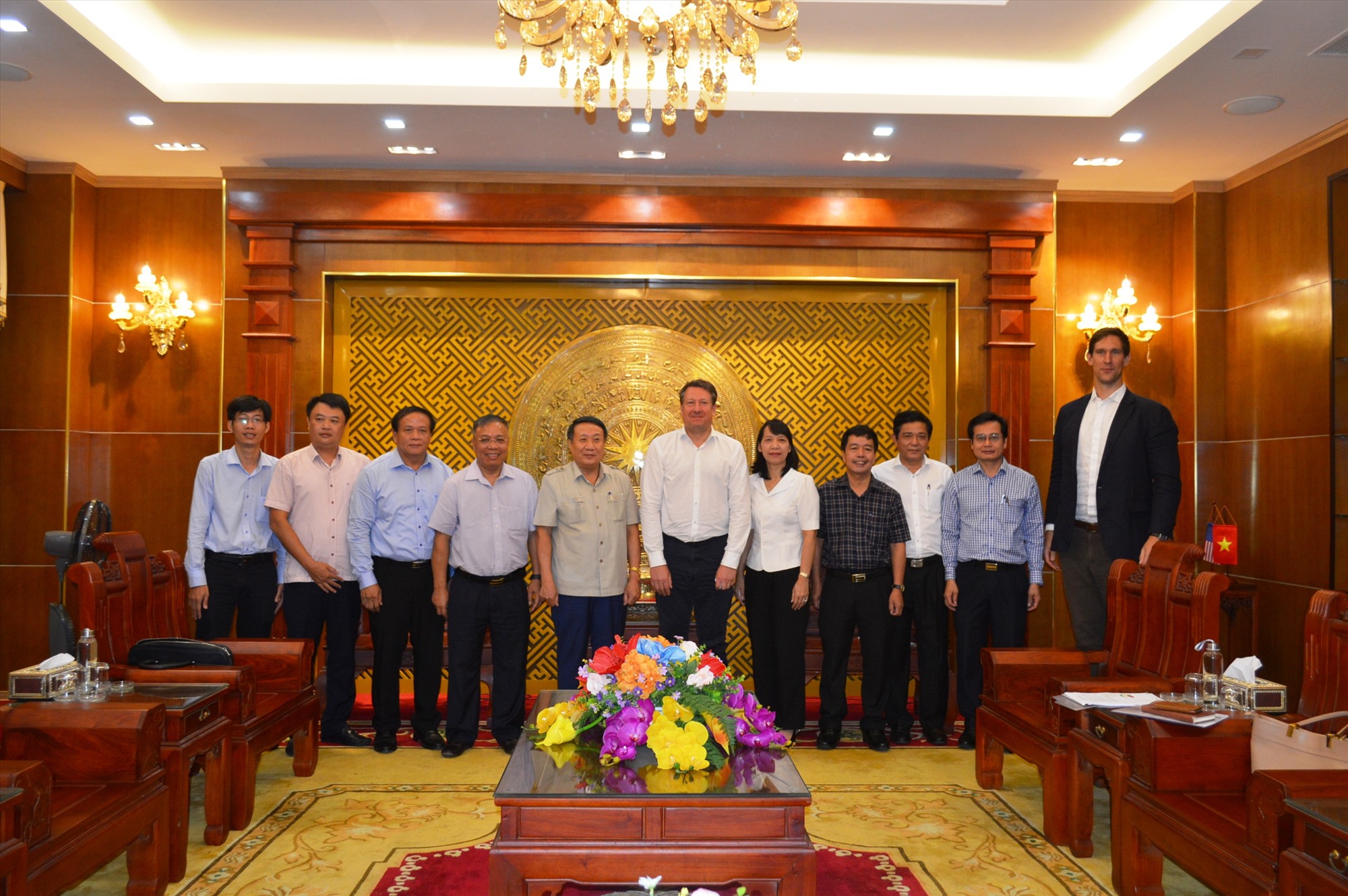 Phó Chủ tịch Thường trực UBND tỉnh Hà Sỹ Đồng chụp hình lưu niệm với nhà đầu tư - Ảnh: ĐV