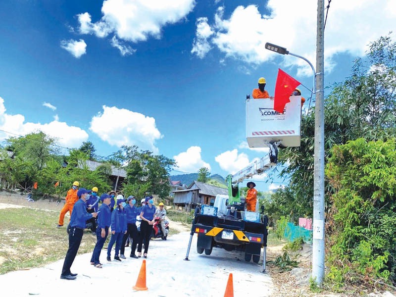 Đoàn viên, thanh niên xây dựng công trình “Ánh sáng đường quê” tại thôn Chân Rò, xã Đakrông, huyện Đakrông -Ảnh: T.Đ