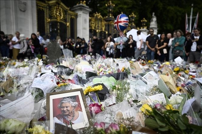 Người dân đặt hoa tưởng niệm Nữ hoàng Elizabeth II tại London, Anh ngày 10/9/2022. Ảnh: AFP/TTXVN