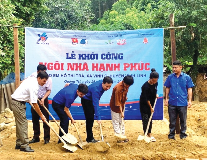 Khởi công xây dựng “Ngôi nhà hạnh phúc” cho em Hồ Thị Trà ở xã Vĩnh Ô, huyện Vĩnh Linh - Ảnh: Phú Thiện