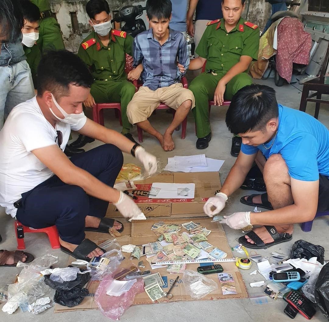 Lực lượng chức năng bắt giữ đối tượng Trần Vĩnh Thành, trú tại Khu phố 3, Phường 1 (TP. Đông Hà) vì hành vi mua bán trái phép chất ma túy - Ảnh: CAP1